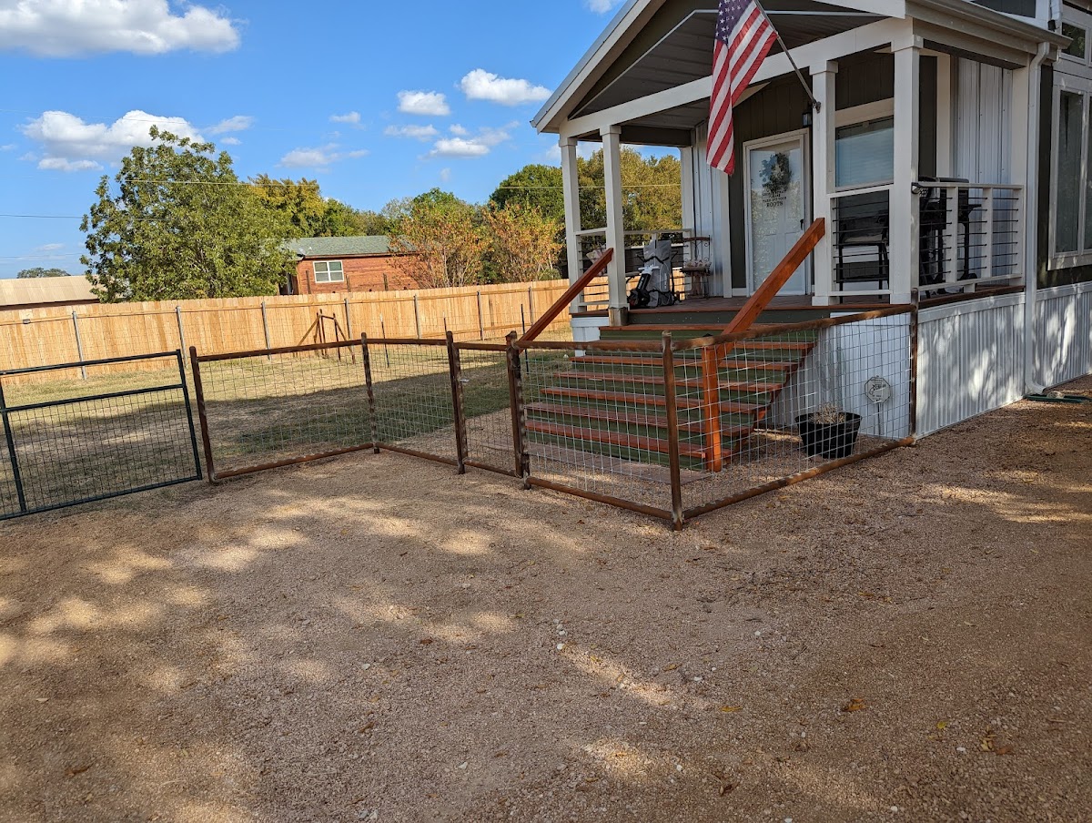 Custom welded fence and enclosure by Texas Pride Fence & Welding
